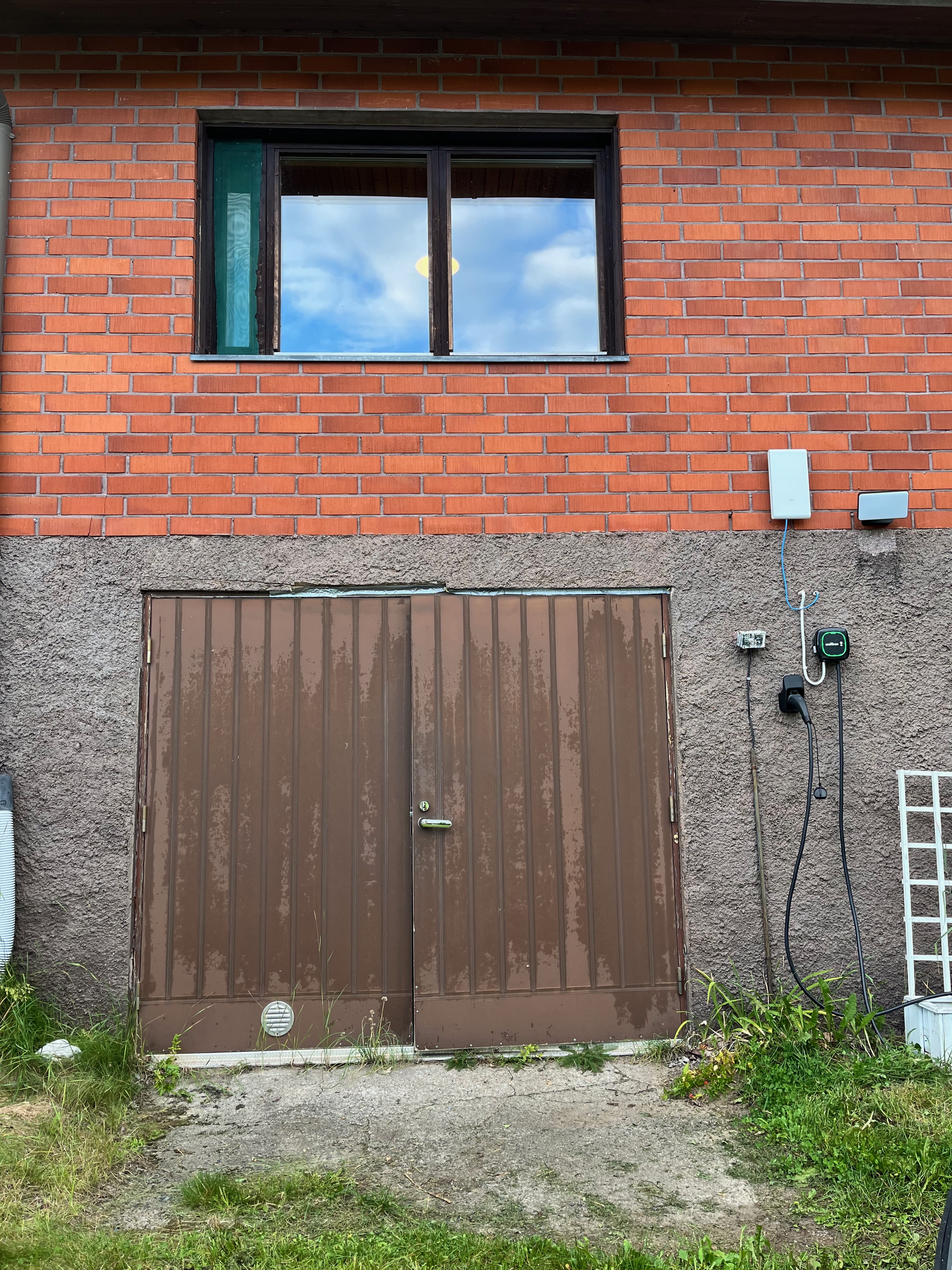 autotalli ja latauspiste.jpeg