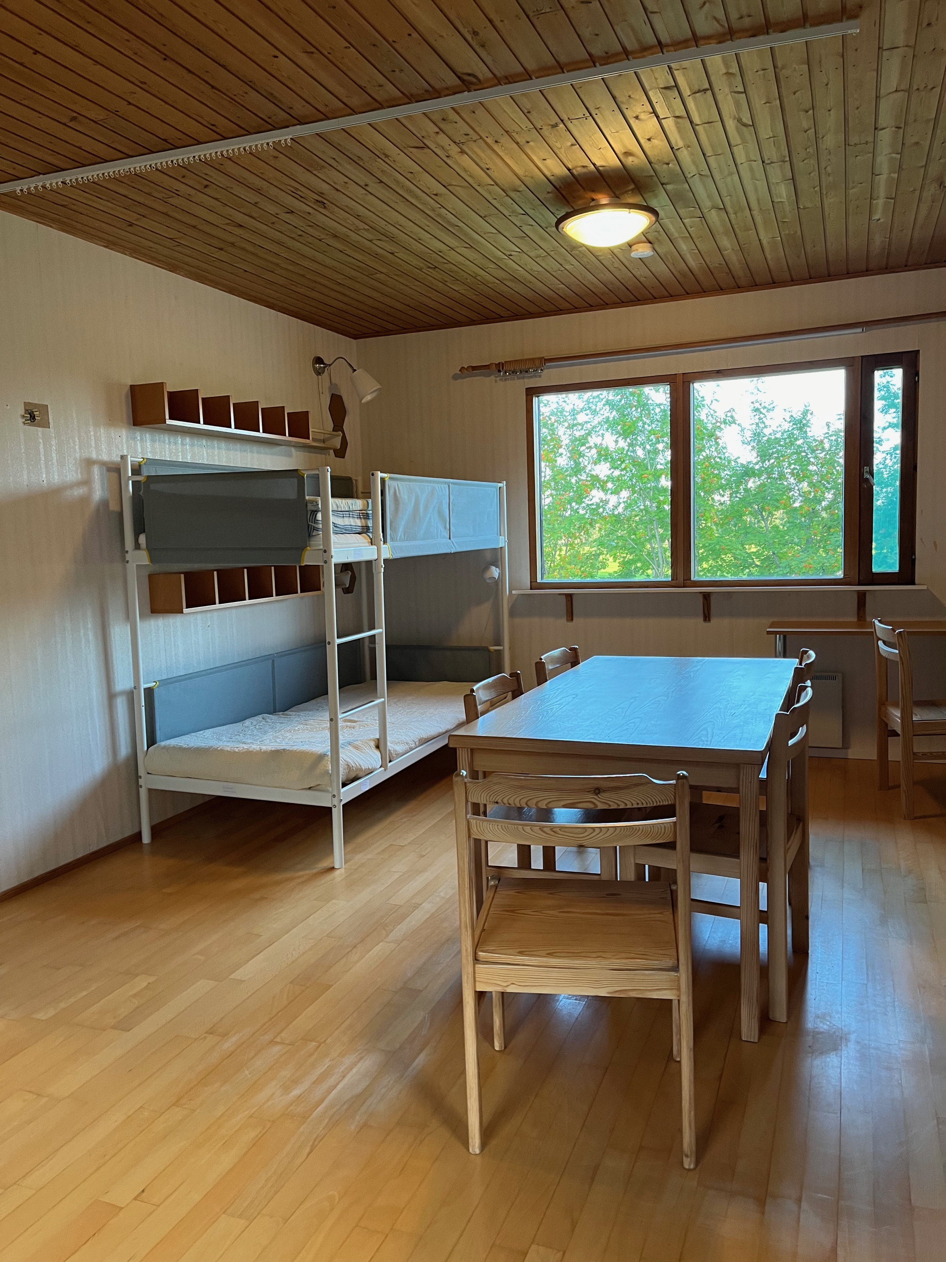 ruokailutila kerrossänky.jpeg